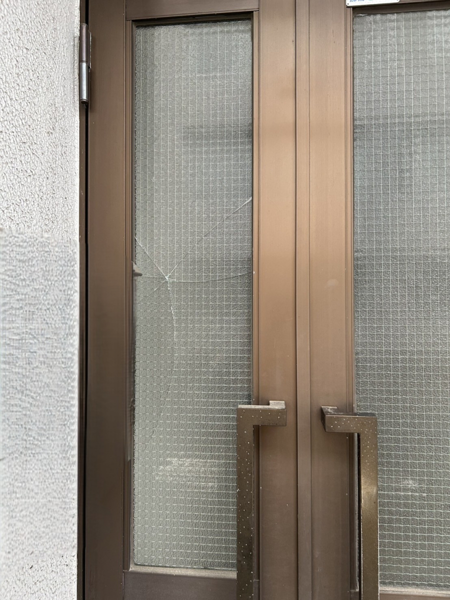 アリックスのガラス交換工事の施工前の写真1
