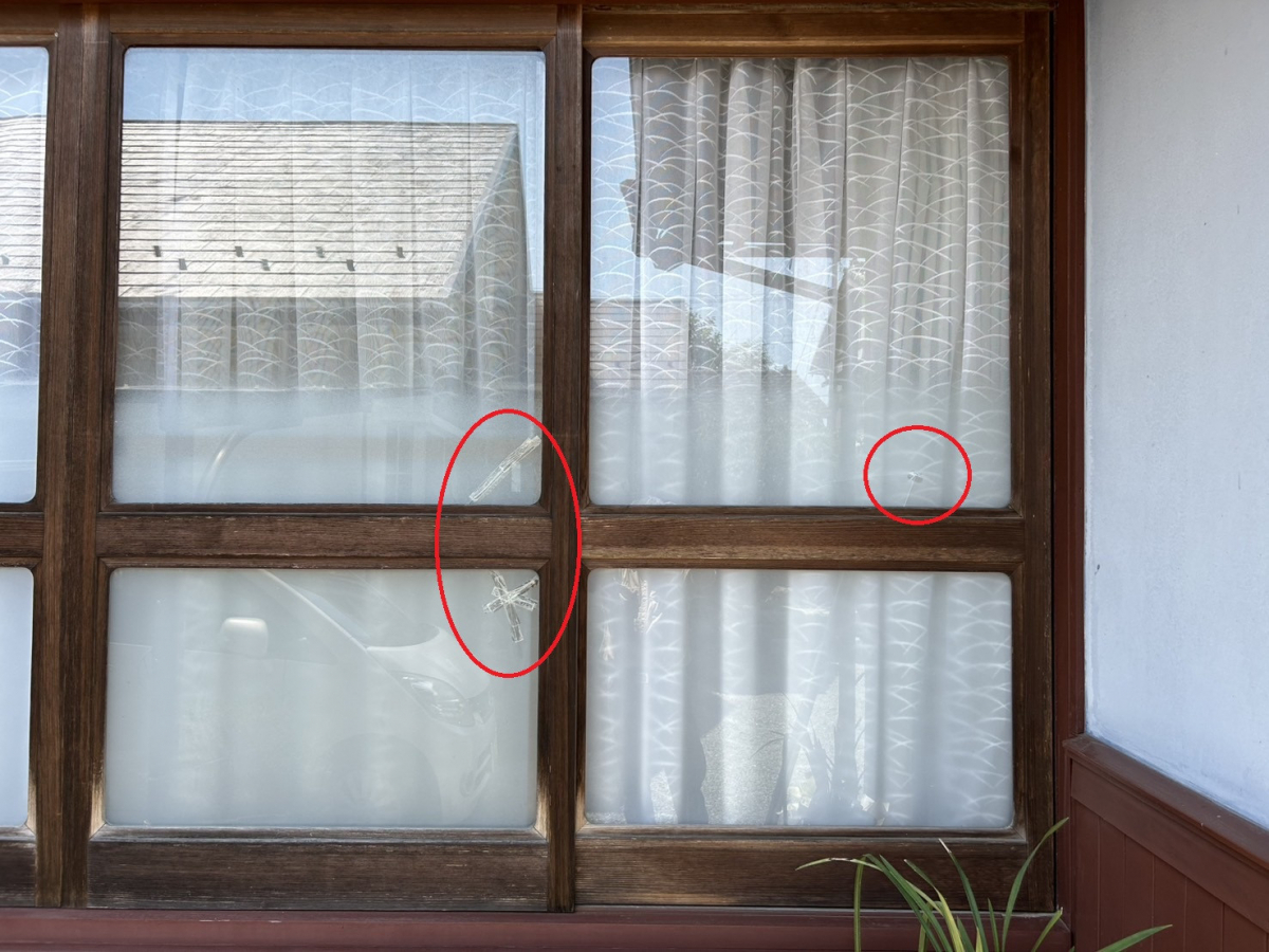 アリックスのガラスの割れ替え工事の施工前の写真1