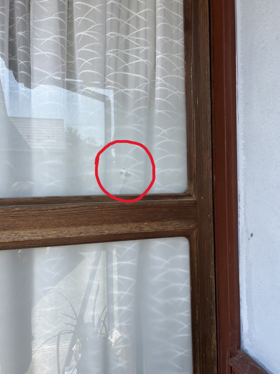 アリックスのガラスの割れ替え工事の施工前の写真2