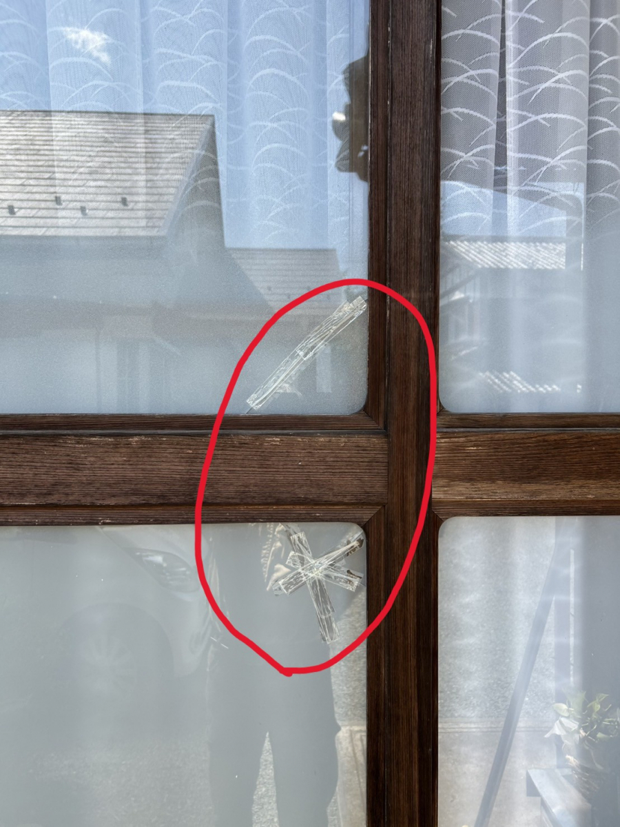 アリックスのガラスの割れ替え工事の施工前の写真3