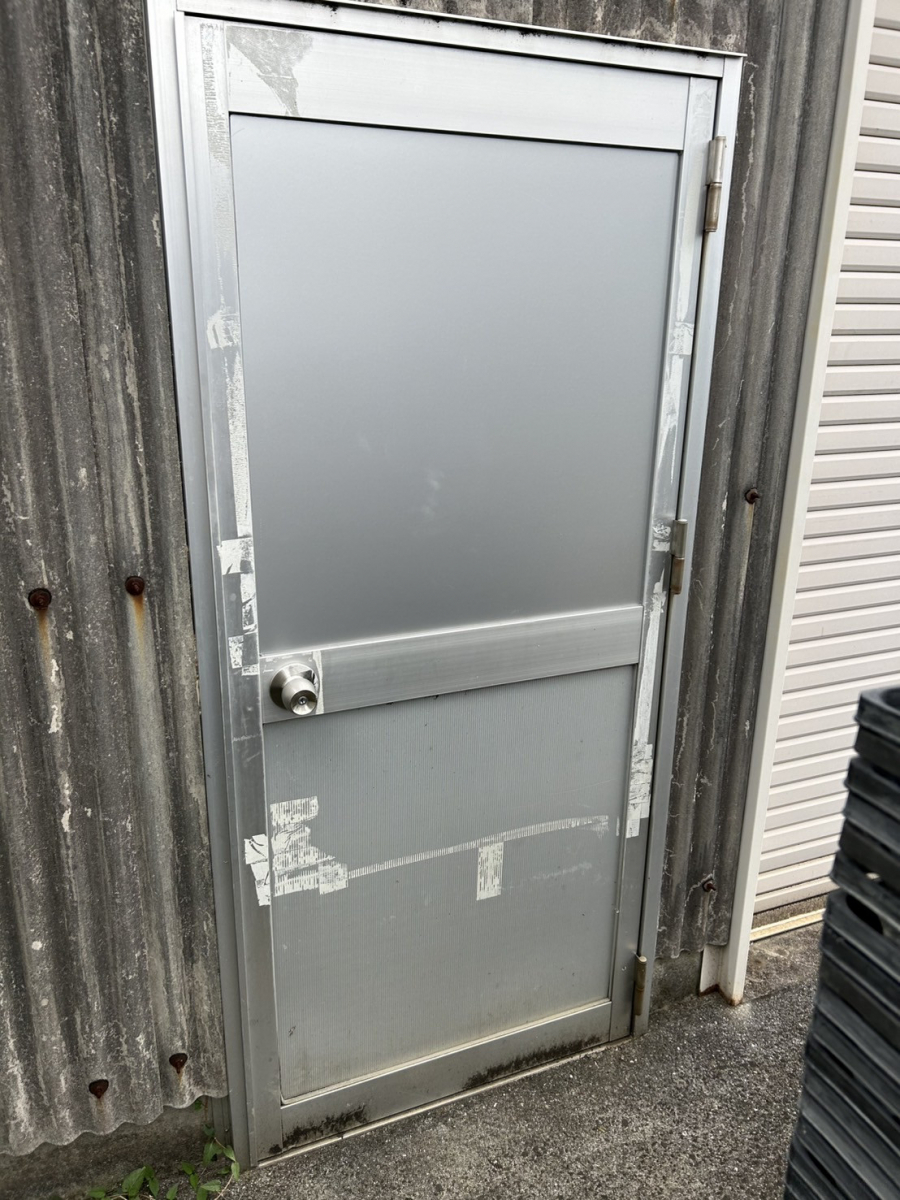 アリックスの框ドアの上部のガラス割れ替えの施工後の写真1
