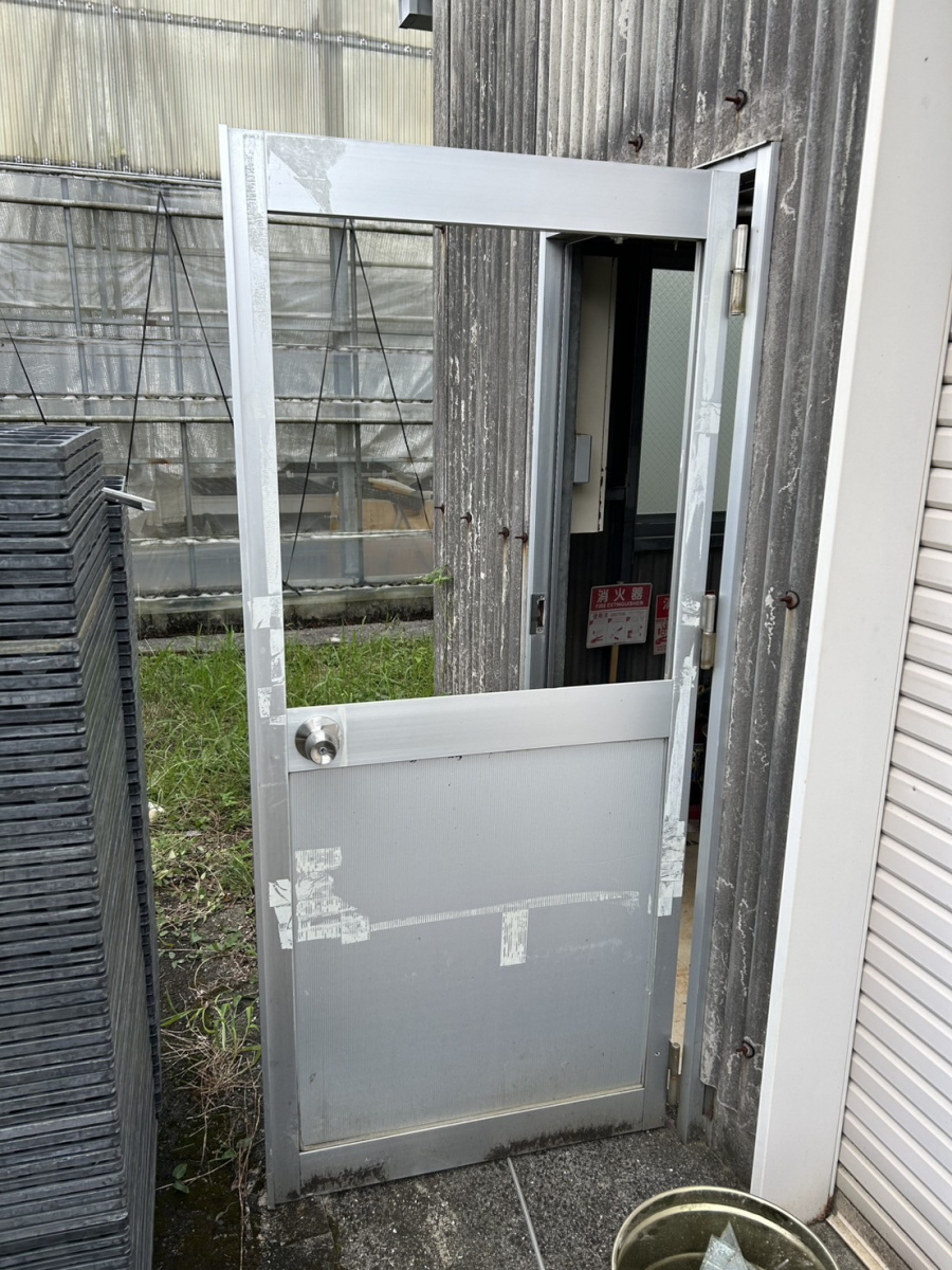 アリックスの框ドアの上部のガラス割れ替えの施工前の写真2
