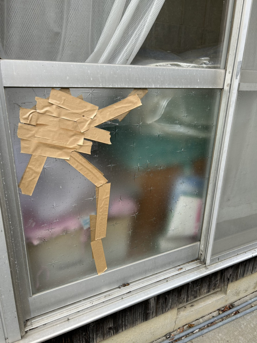 アリックスのガラスが割れてお困りですか？１枚の交換からマドのプロが駆けつけます！の施工前の写真2