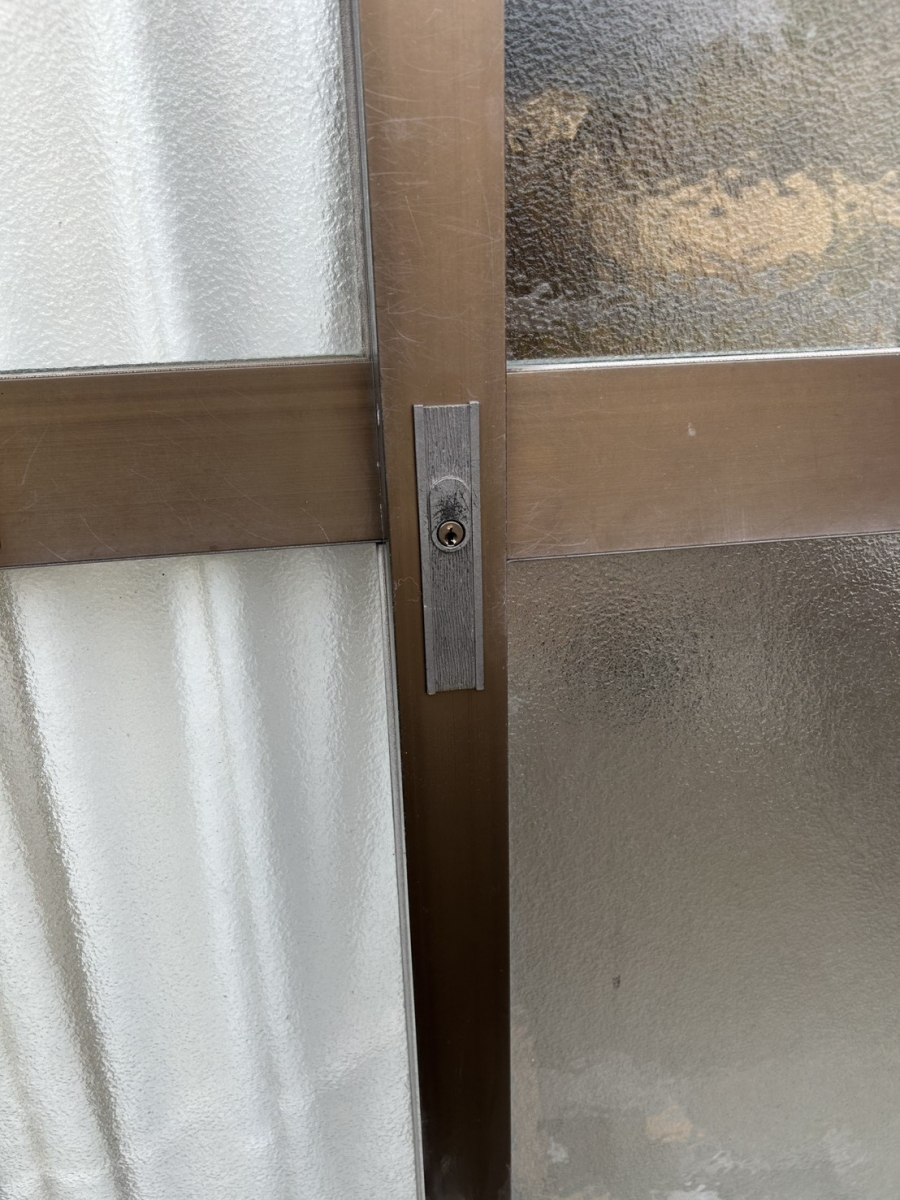 アリックスの古い引戸でも大丈夫！短時間で終わる玄関の錠交換で防犯アップの施工前の写真1