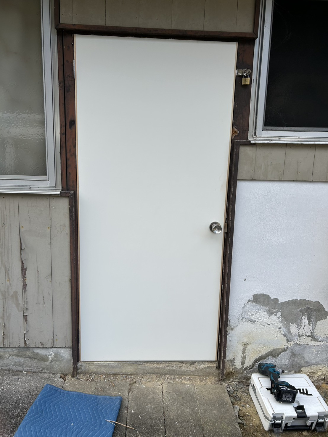 アリックスの古くなった木製ドアをリフレッシュ【宇和島市】の施工後の写真1