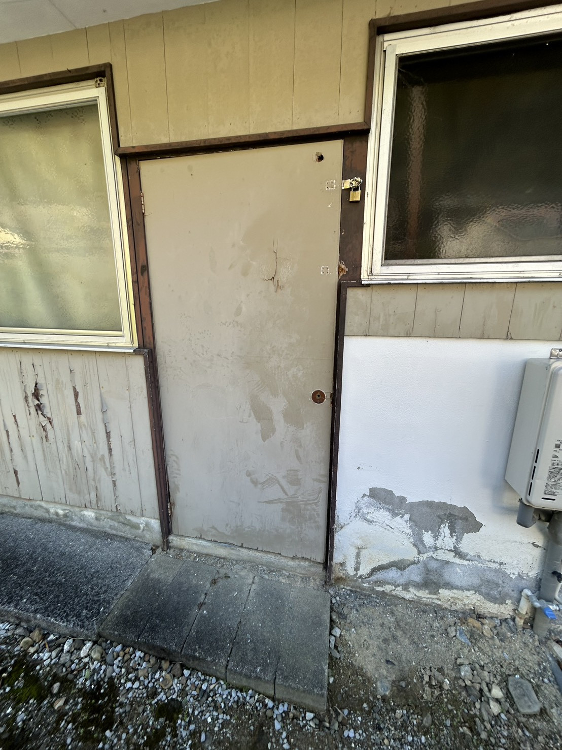 アリックスの古くなった木製ドアをリフレッシュ【宇和島市】の施工前の写真1