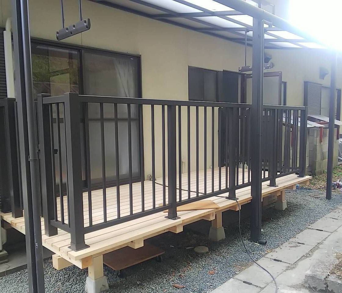 アリックスのテラスに前面パネルを後付け！雨の吹込みと視線を同時に解消の施工前の写真1