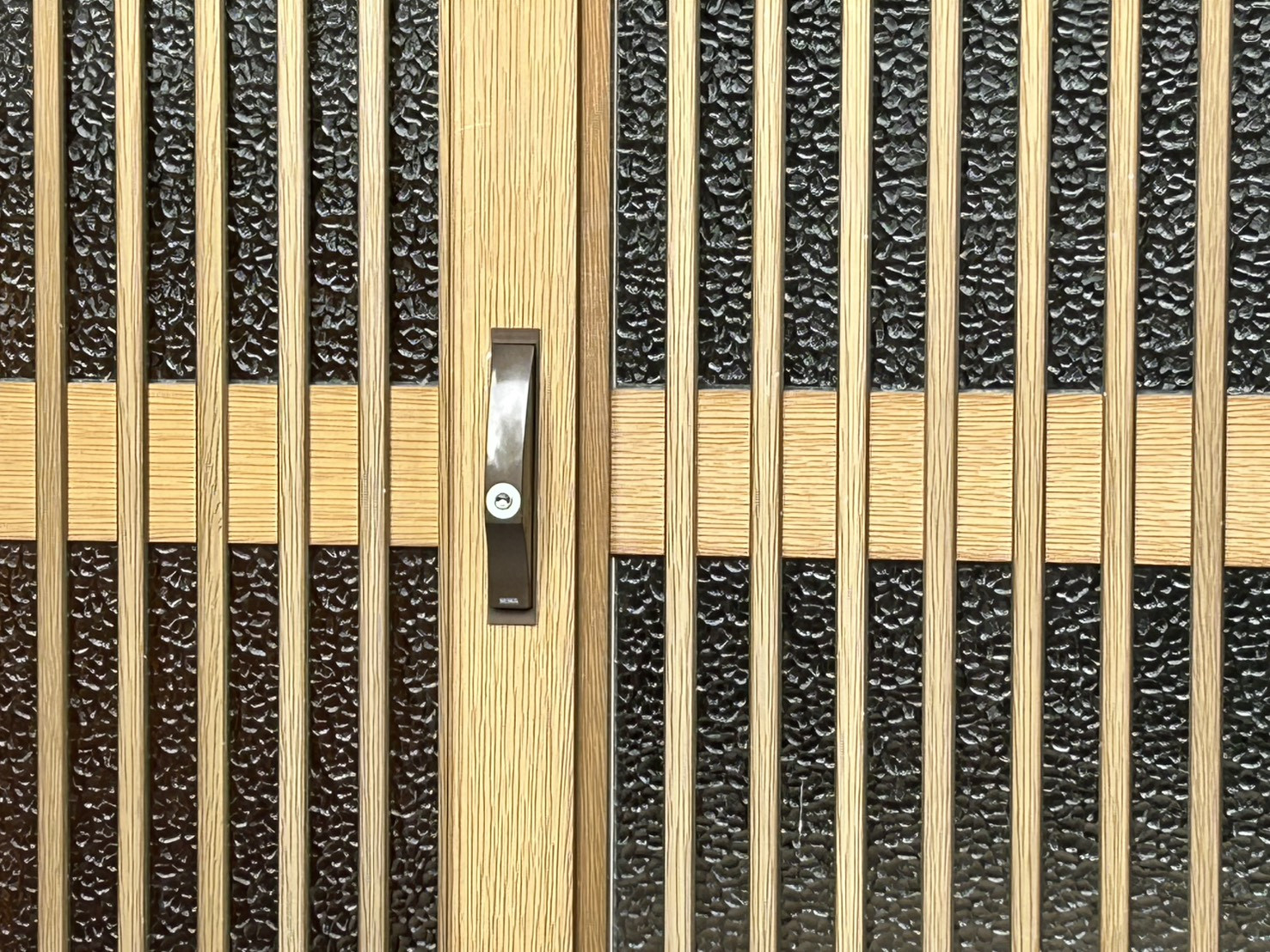 アリックスの【北宇和郡鬼北町】古くなった引戸の鍵を最新の召合せ錠へ交換の施工後の写真1