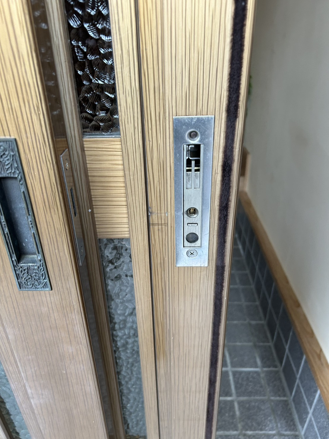 アリックスの【北宇和郡鬼北町】古くなった引戸の鍵を最新の召合せ錠へ交換の施工前の写真2