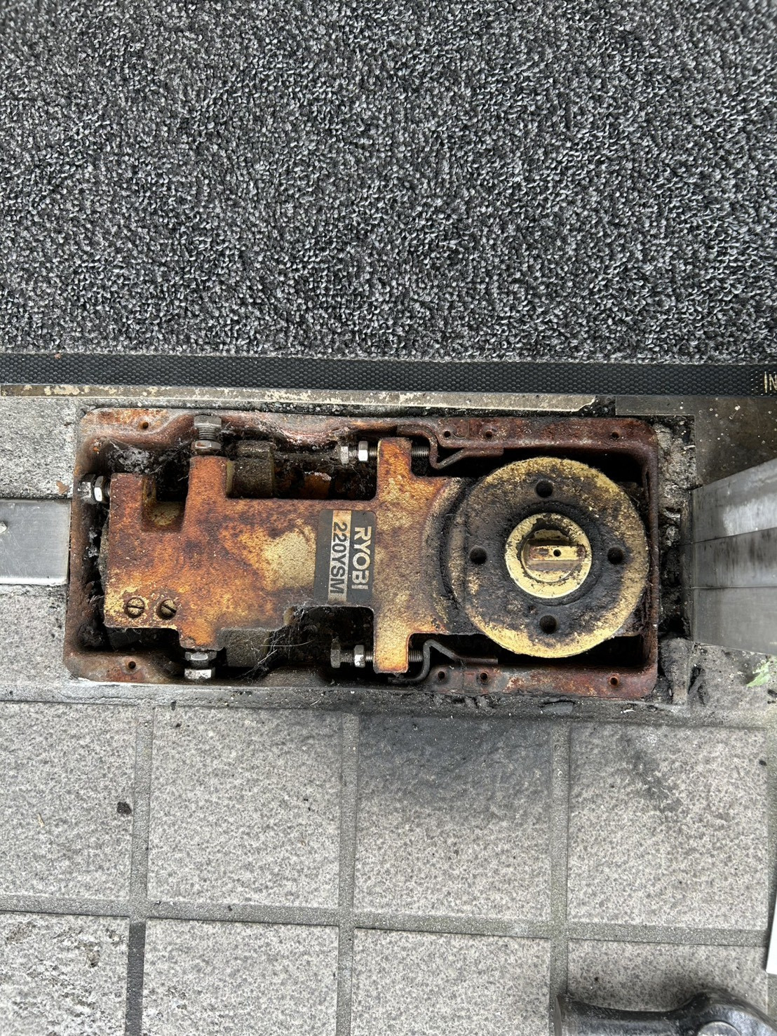 アリックスの【西予市】「バタン！」と閉まるドアが静かに。事務所のフロアヒンジ交換で安全性と快適さを取り戻す！の施工前の写真1