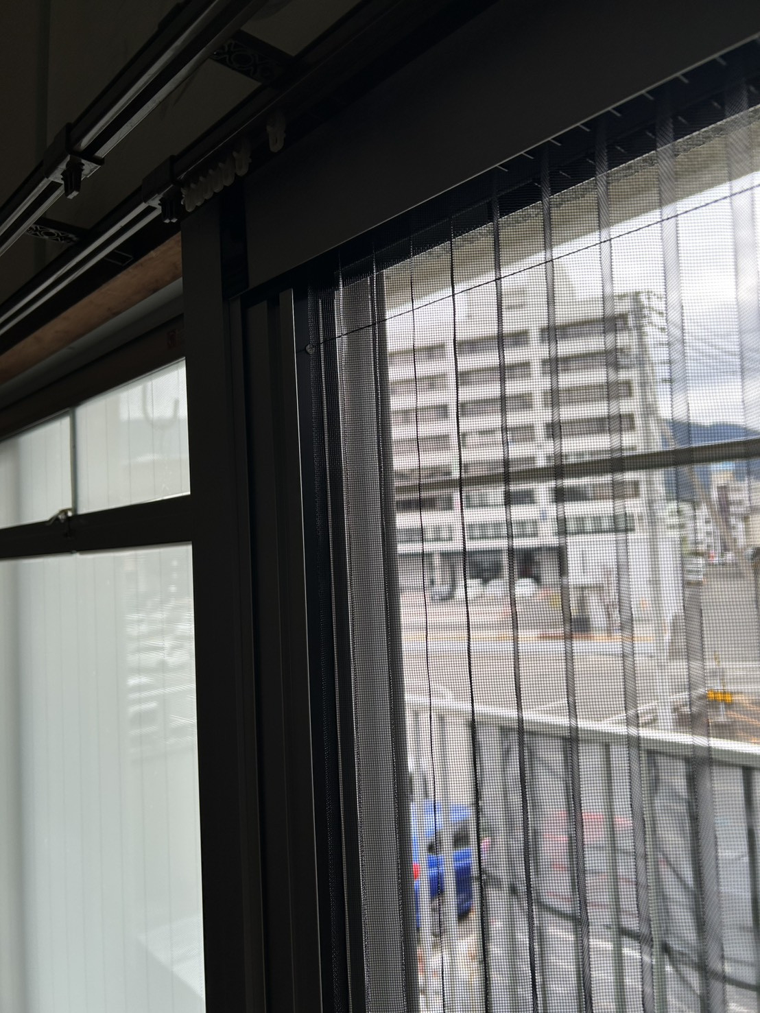 アリックスのビル用サッシの悩みを解決！「しまえるんですα」で左側でも網戸が可能にの施工後の写真3