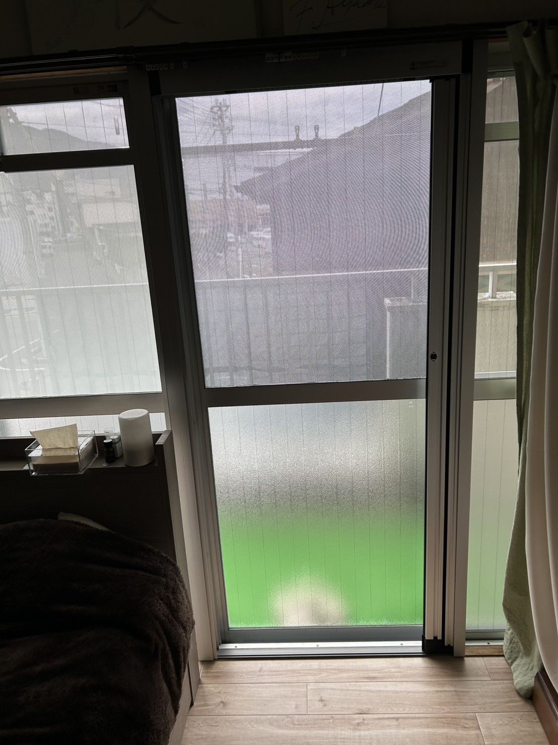 アリックスのビル用サッシの悩みを解決！「しまえるんですα」で左側でも網戸が可能にの施工前の写真1