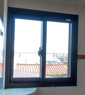 鳴和トーヨー住器の内窓インプラス施工の施工後の写真1