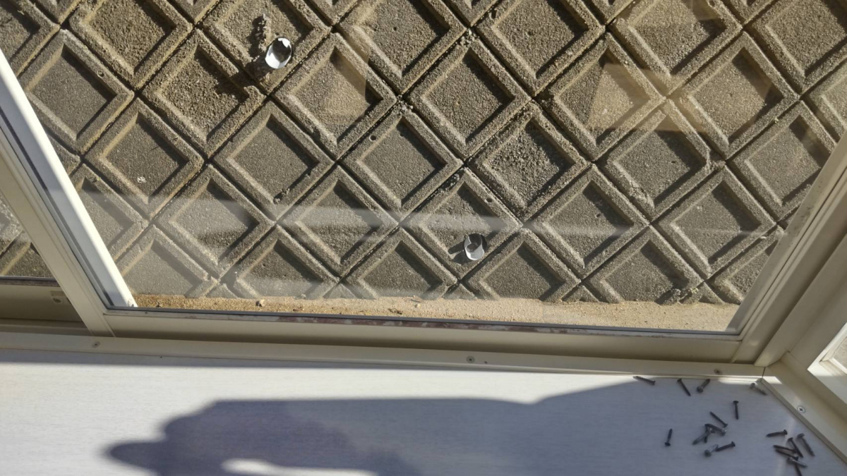 鳴和トーヨー住器の窓のビート交換の施工前の写真1