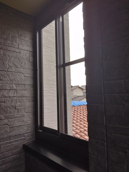 鳴和トーヨー住器の新築のサンルームに窓を後付施工の施工後の写真2