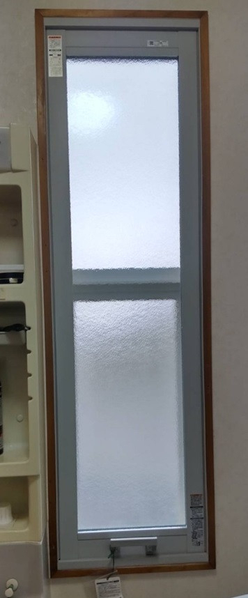 鳴和トーヨー住器の『内窓』洗面脱衣室とリビングの温度差を防ぐ　①の施工後の写真1