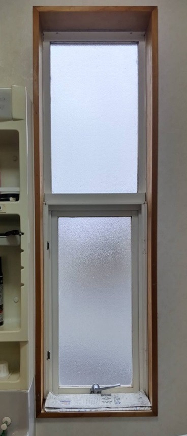 鳴和トーヨー住器の『内窓』洗面脱衣室とリビングの温度差を防ぐ　①の施工前の写真1