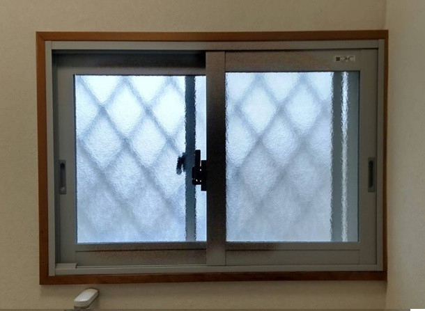 鳴和トーヨー住器の『内窓』洗面脱衣室とリビングの温度差を防ぐ　②の施工後の写真1