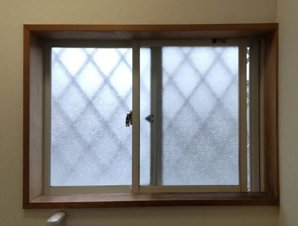 鳴和トーヨー住器の『内窓』洗面脱衣室とリビングの温度差を防ぐ　②の施工前の写真1
