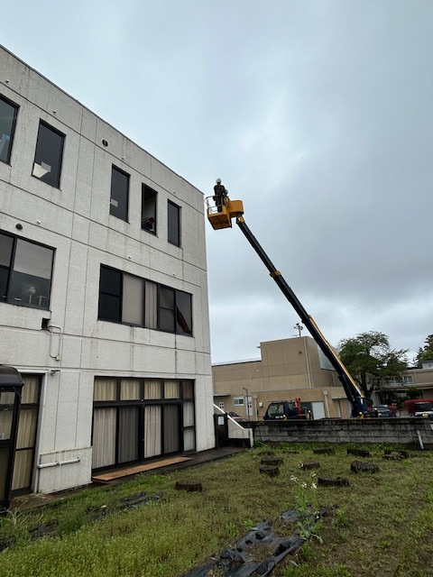 鳴和トーヨー住器のガラス割れ替え工事の施工前の写真1