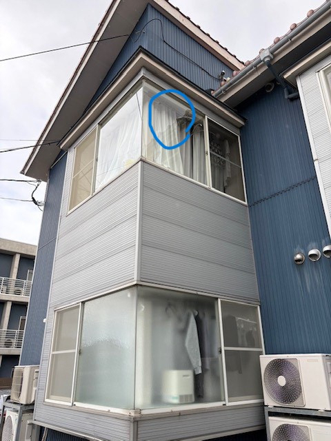 鳴和トーヨー住器のガラス割れ替え工事の施工前の写真1