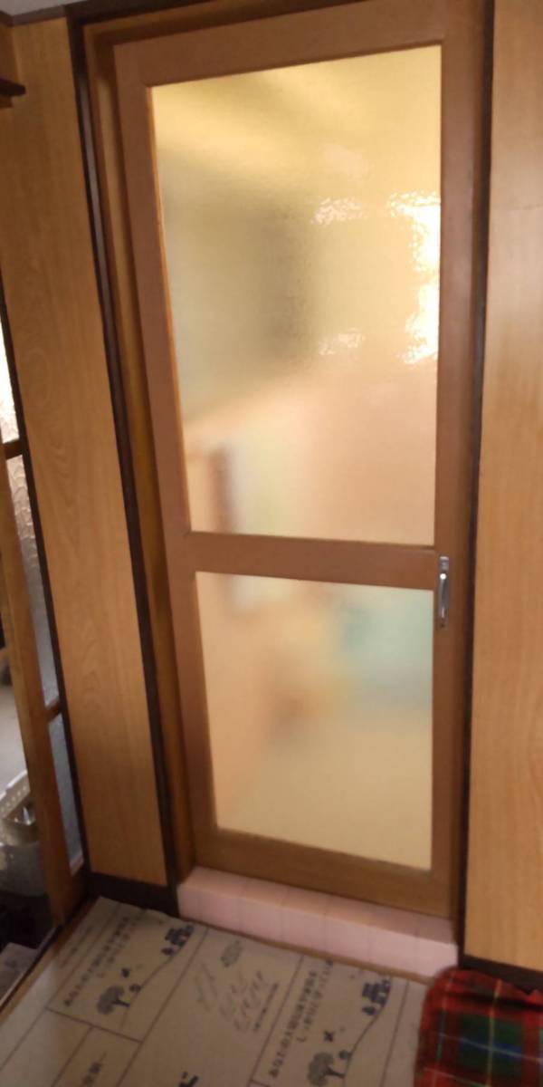 鳴和トーヨー住器の金沢市のK様邸の浴室ドアを【リフォーム用浴室ドア】で刷新しました。の施工前の写真1