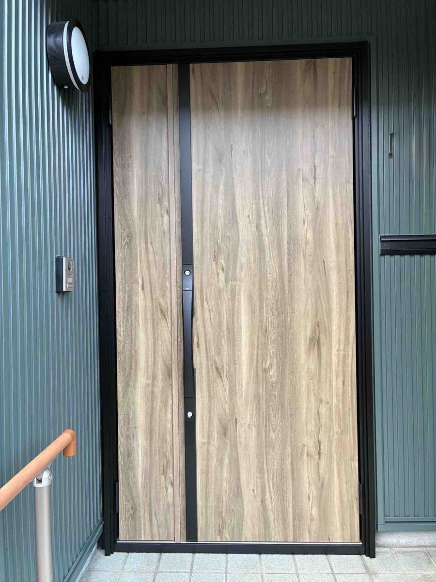 鳴和トーヨー住器のリシェント玄関ドアの施工後の写真1
