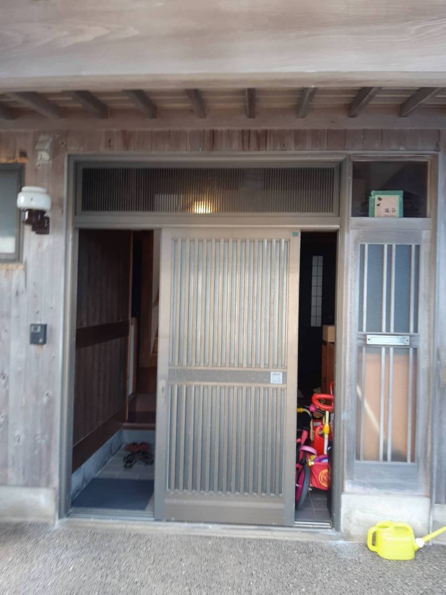 鳴和トーヨー住器のかほく市のS様邸の玄関引戸を【リシェント玄関引戸２】で刷新しました。の施工前の写真1