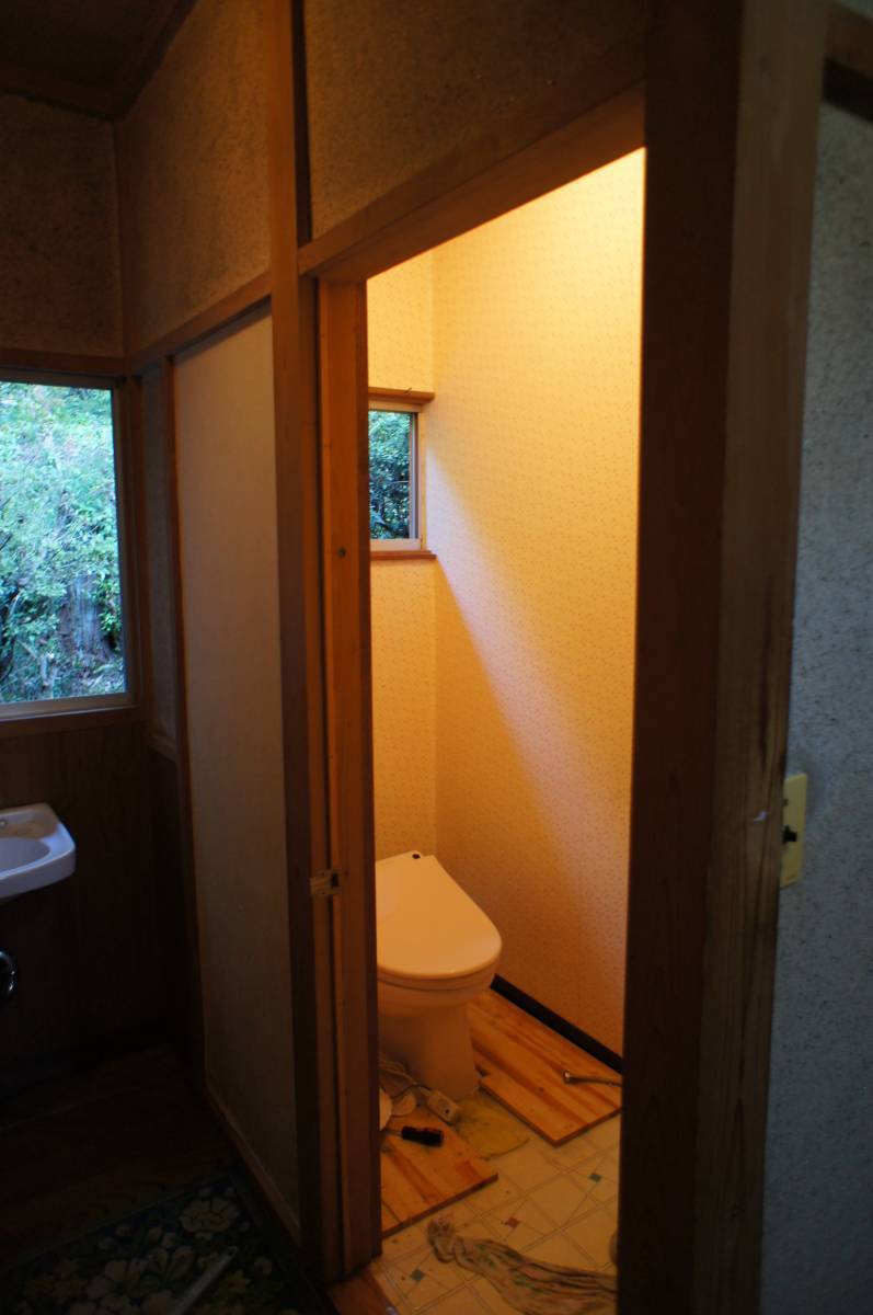 茂木トーヨー住器　茂木のトイレ広く新しくしました。栃木県宇都宮市の施工前の写真1