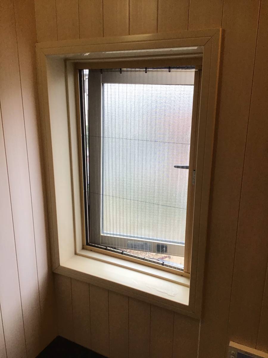 茂木トーヨー住器　茂木のトイレに内窓インプラス取付けました。栃木県佐野市の施工前の写真2