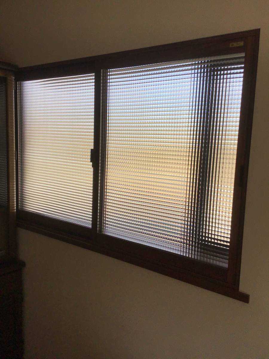 茂木トーヨー住器　茂木のガラスの出窓、体に寒さが凍みてきます。栃木県真岡市の施工後の写真1
