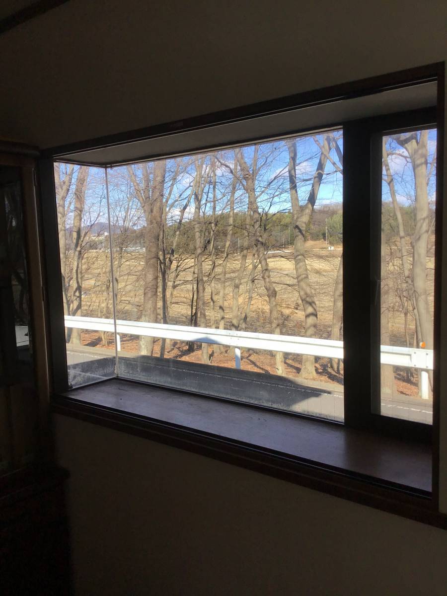 茂木トーヨー住器　茂木のガラスの出窓、体に寒さが凍みてきます。栃木県真岡市の施工前の写真1