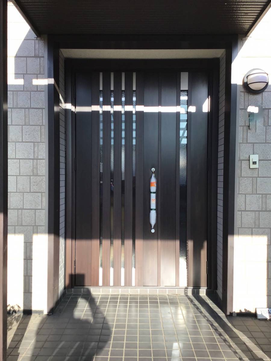 茂木トーヨー住器　茂木の玄関が変わるとガラッと変わりますね。栃木県宇都宮市の施工後の写真1