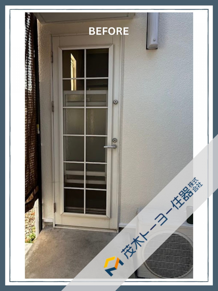 茂木トーヨー住器　茂木の操作不良の採風勝手口ドアのカバー工法の施工事例の施工前の写真1