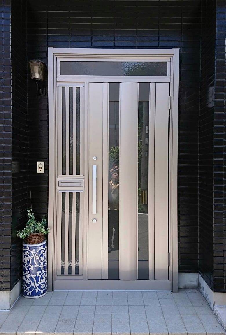 山商トーヨー住器の玄関リフォーム　リシェント玄関ドアの施工後の写真1