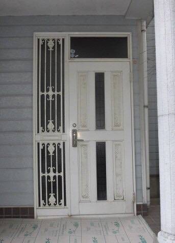 山商トーヨー住器の長崎市で玄関リフォーム工事　リシェント玄関ドアの施工前の写真1