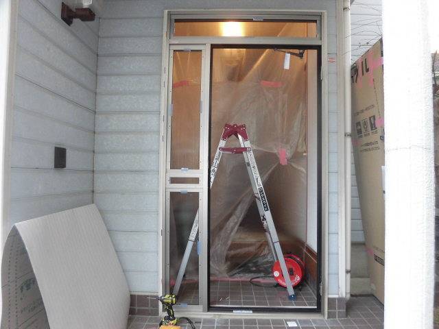 山商トーヨー住器の長崎市で玄関リフォーム工事　リシェント玄関ドアの施工前の写真2