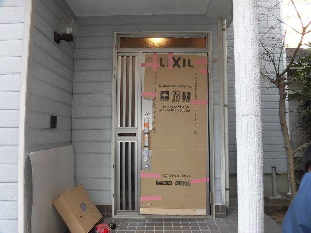 山商トーヨー住器の長崎市で玄関リフォーム工事　リシェント玄関ドアの施工前の写真3
