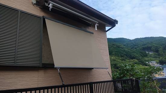 山商トーヨー住器の長崎市で日差し対策としてスタイルシェードを取り付けさせて頂きました。施工事例写真1