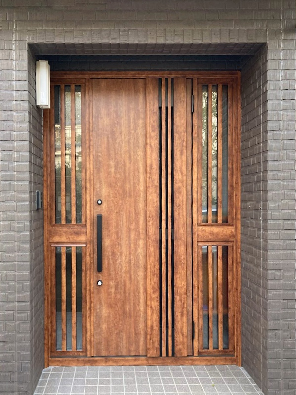 山商トーヨー住器の長崎市で玄関引戸を玄関ドアにリフォームの施工後の写真1