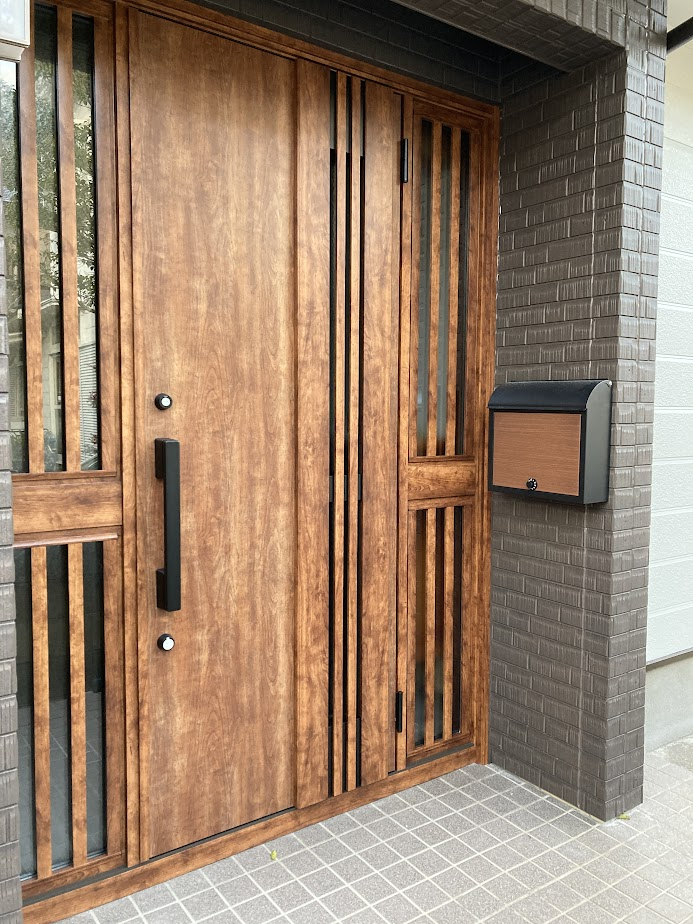 山商トーヨー住器の長崎市で玄関引戸を玄関ドアにリフォームの施工後の写真2