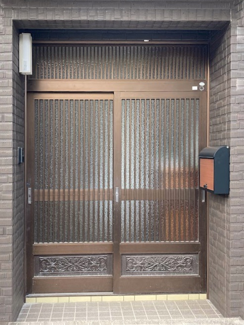 山商トーヨー住器の長崎市で玄関引戸を玄関ドアにリフォームの施工前の写真1