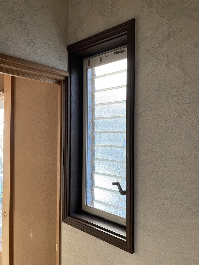 山商トーヨー住器の冬の洗面所が寒すぎる…結露と冷気のお悩みを解消！の施工前の写真1