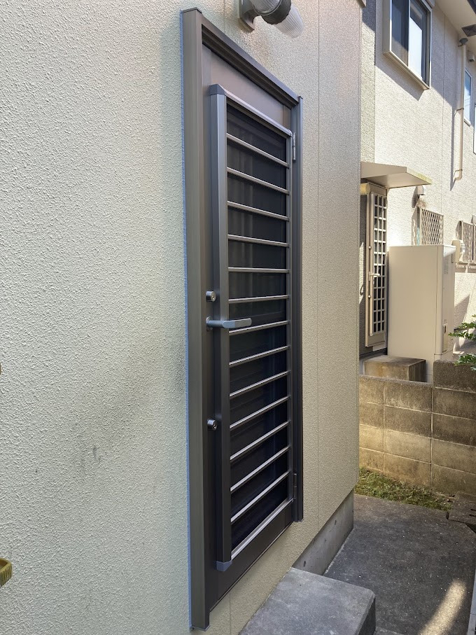 山商トーヨー住器の古くなった勝手口を最新仕様に交換!防犯・採光・通風が整うリシェントで快適にの施工後の写真1