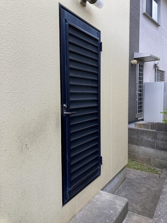 山商トーヨー住器の古くなった勝手口を最新仕様に交換!防犯・採光・通風が整うリシェントで快適にの施工前の写真1