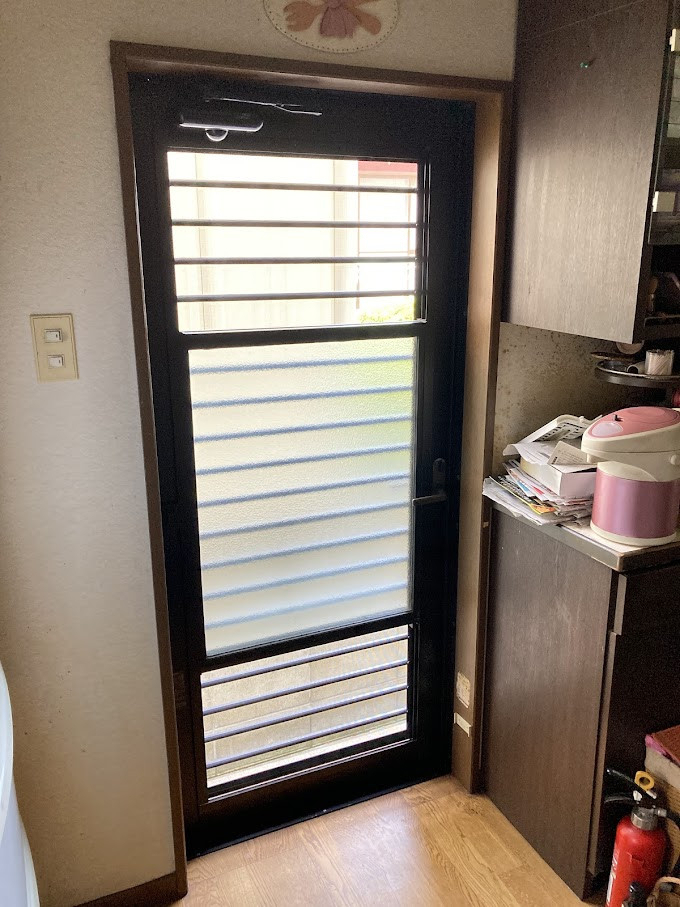 山商トーヨー住器の古くなった勝手口を最新仕様に交換!防犯・採光・通風が整うリシェントで快適にの施工前の写真2