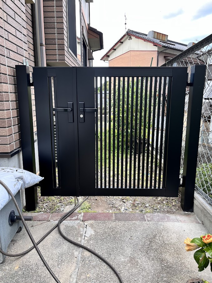 山商トーヨー住器の古くなった門扉を美しく＆防犯性アップ！LIXIL製の門扉で玄関まわりをリフレッシュの施工後の写真1