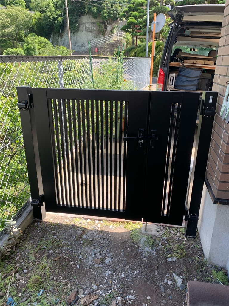 山商トーヨー住器の古くなった門扉を美しく＆防犯性アップ！LIXIL製の門扉で玄関まわりをリフレッシュの施工後の写真2