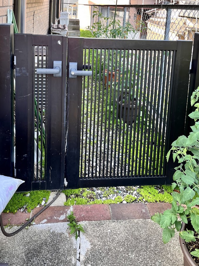 山商トーヨー住器の古くなった門扉を美しく＆防犯性アップ！LIXIL製の門扉で玄関まわりをリフレッシュの施工前の写真1