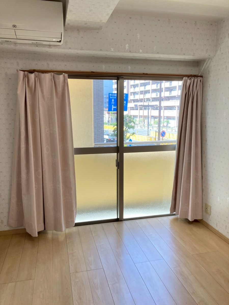 山商トーヨー住器の【外からの音・冬の寒さをW対策】マンションに内窓「インプラス」取付で快適生活にの施工前の写真1